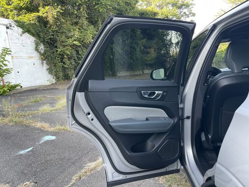 Used 2022 Volvo XC60 B5 R-Design image 28