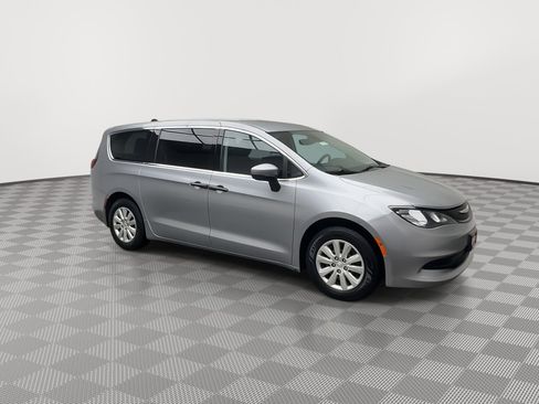 Used 2021 Chrysler Voyager L image 33