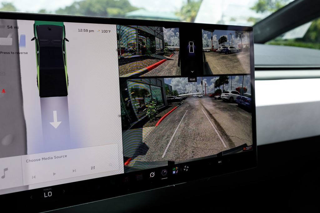 Used 2024 Tesla Cybertruck AWD Crew Cab image 31