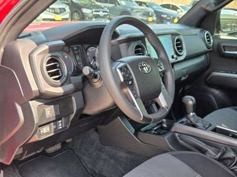 Used 2021 Toyota Tacoma TRD Off-Road w/ Technology Package AWD/4WD image 8