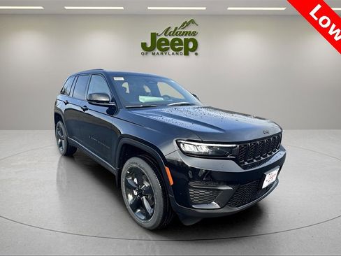 Used 2025 Jeep Grand Cherokee Altitude image 3