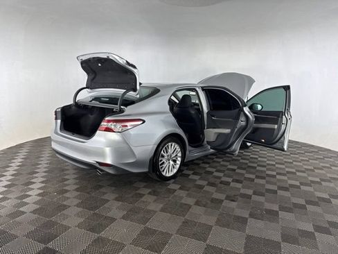 Used 2020 Toyota Camry XLE FWD image 14