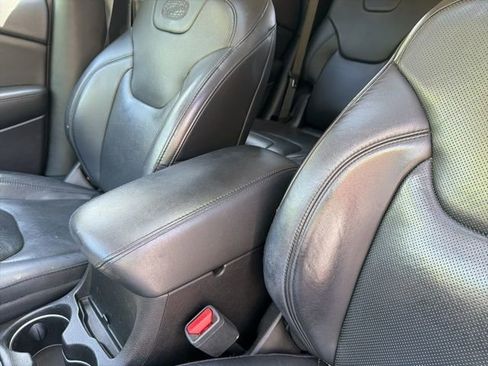 Used 2017 Jeep Cherokee Overland w/ Technology Group AWD/4WD image 20