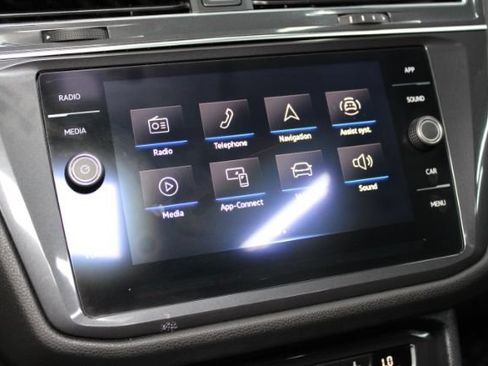 Used 2021 Volkswagen Tiguan SE w/ Panoramic Sunroof Package FWD image 15