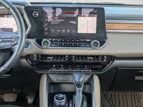 Used 2023 GMC Canyon Denali w/ Denali Black Edition image 15