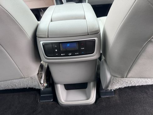 Used 2017 Toyota Highlander Plus w/ Carpet Mat Package FWD image 16