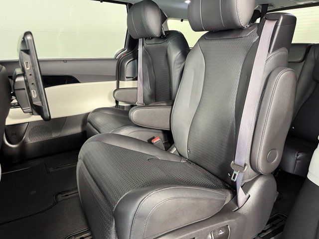 Used 2024 Kia Carnival SX Prestige FWD image 35