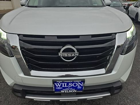 Used 2025 Nissan Pathfinder SL AWD/4WD image 32