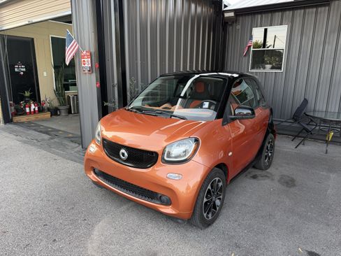 Used 2016 smart fortwo passion RWD image 29