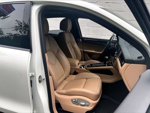Certified 2024 Porsche Macan AWD/4WD image 12