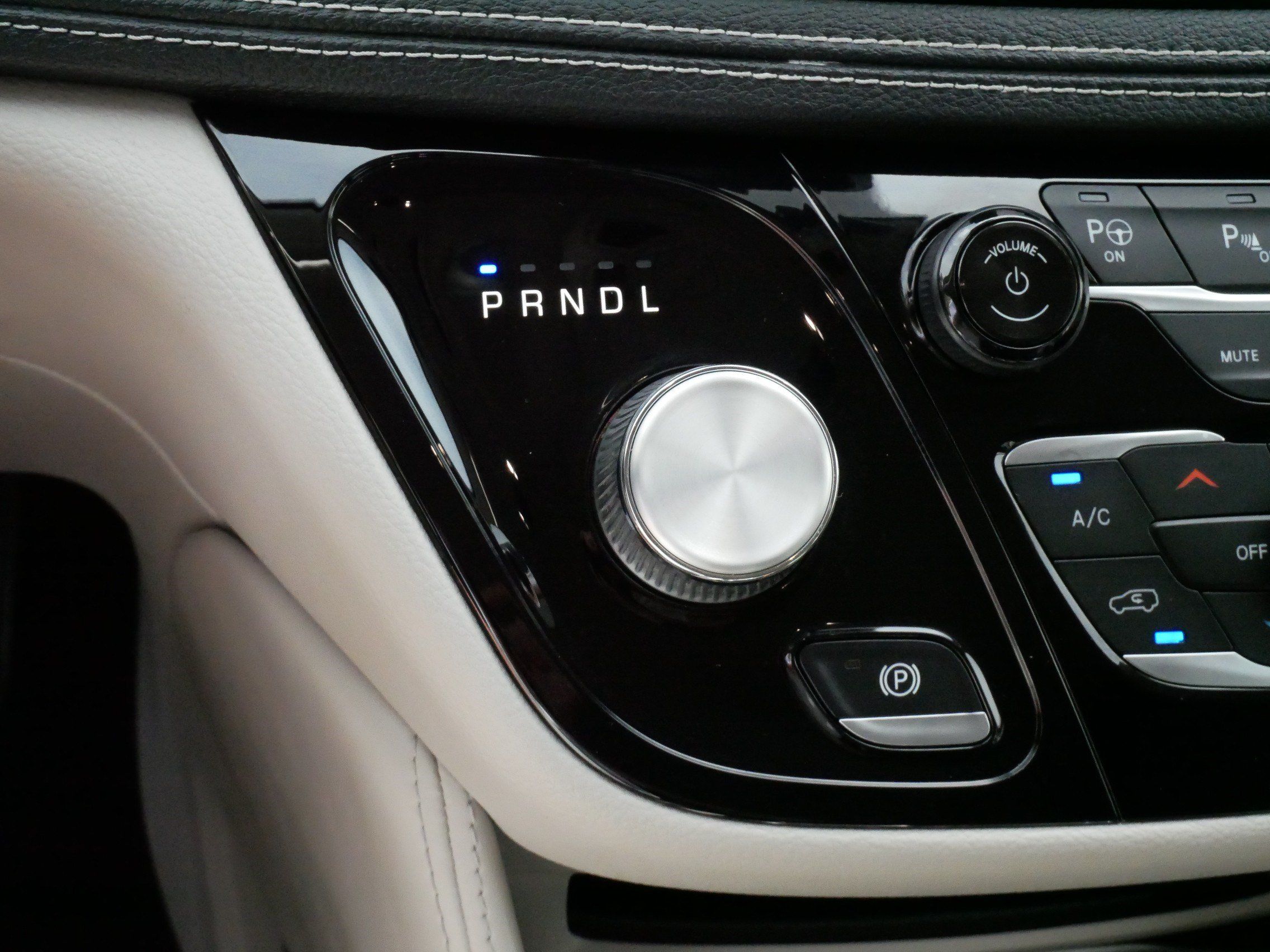 Used 2022 Chrysler Pacifica Limited w/ Uconnect Theater Family Group FWD image 24
