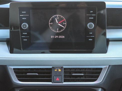 Used 2025 Volkswagen Taos SE image 15