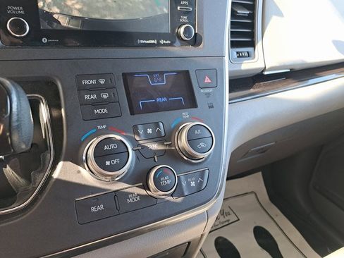 Used 2019 Toyota Sienna XLE Premium image 12