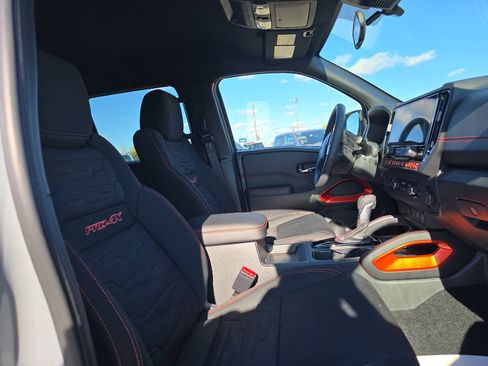 Used 2025 Nissan Frontier PRO-4X image 15