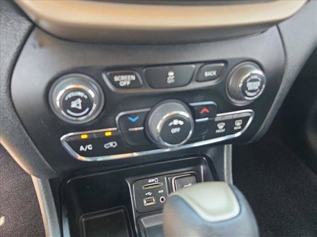 Used 2016 Jeep Cherokee Latitude w/ Comfort & Sound Group FWD image 13