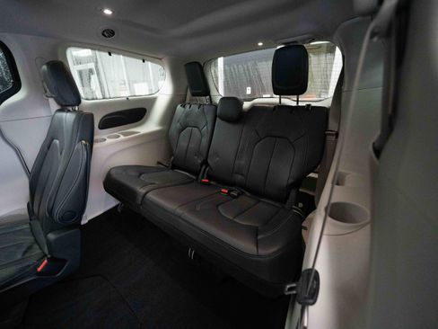 Used 2022 Chrysler Pacifica Touring-L image 23