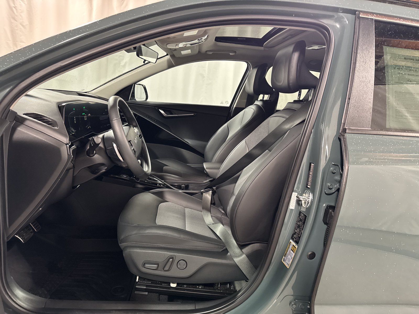 Used 2023 Kia Niro EX Touring FWD image 3