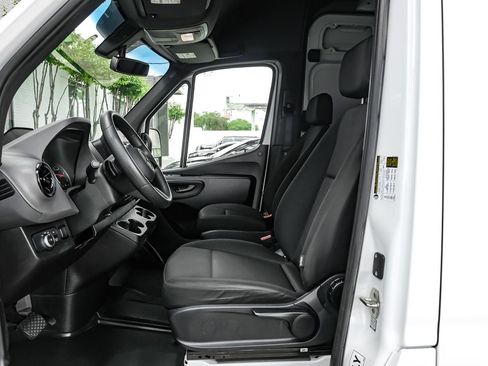 Used 2025 Mercedes-Benz Sprinter 2500 image 4