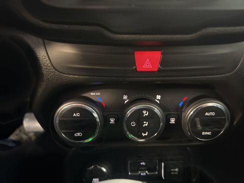 Used 2017 Jeep Renegade Latitude w/ Popular Equipment Group image 26