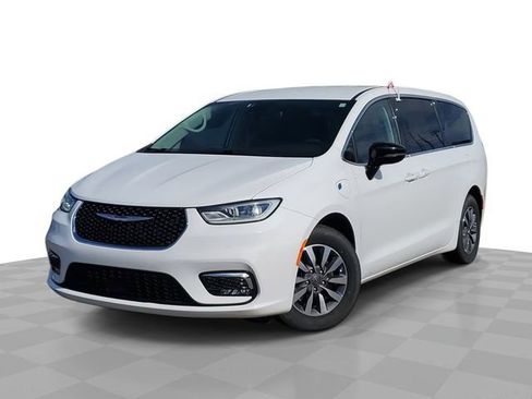 Used 2024 Chrysler Pacifica Limited FWD image 1