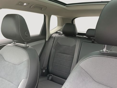 Used 2022 Volkswagen Taos SE w/ Panoramic Sunroof Package AWD/4WD image 27