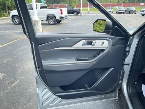 Used 2025 Ford Explorer Active AWD/4WD image 22