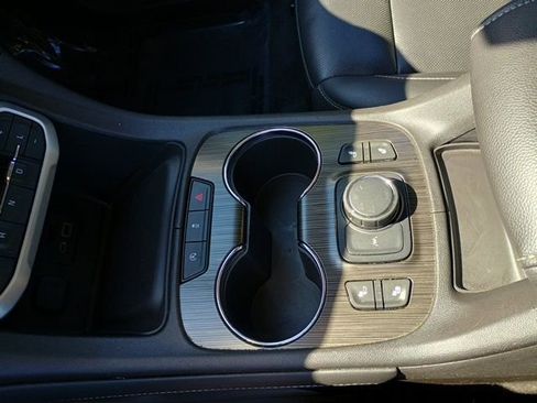 Used 2023 GMC Acadia SLT image 30