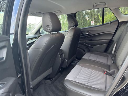 Used 2024 Chevrolet Trax LT w/ LT Convenience Package FWD image 17