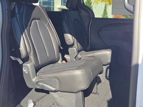 New 2026 Chrysler Pacifica Select image 10