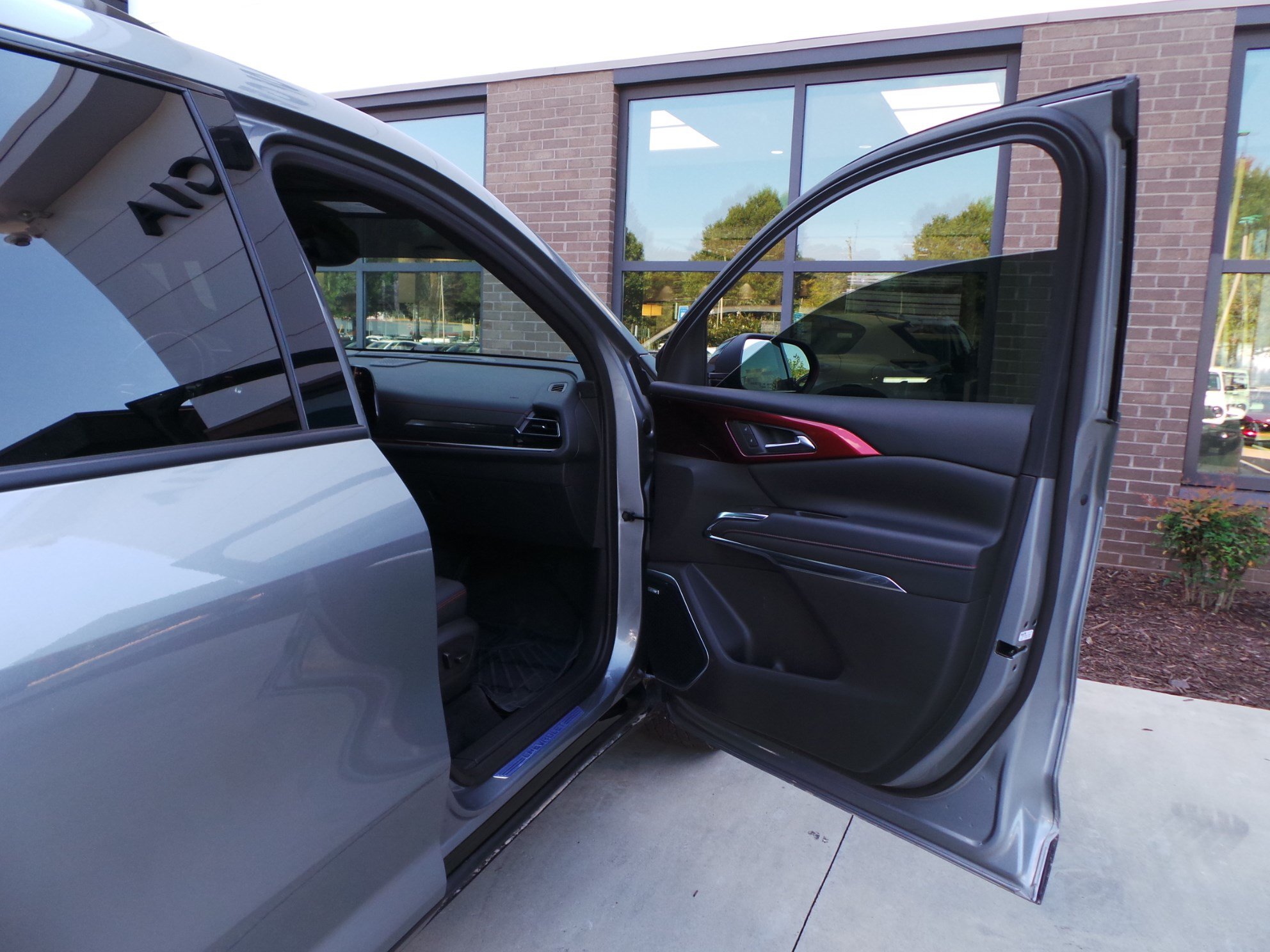 Used 2025 Chevrolet Traverse RS FWD image 41