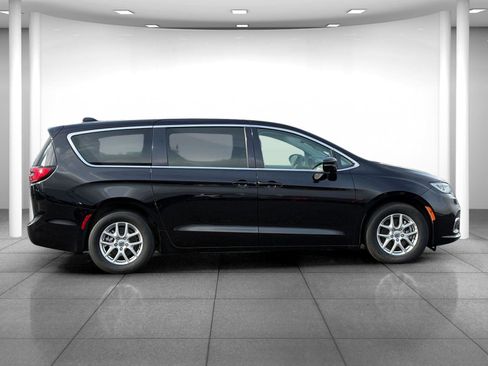 Used 2024 Chrysler Pacifica Touring-L image 8
