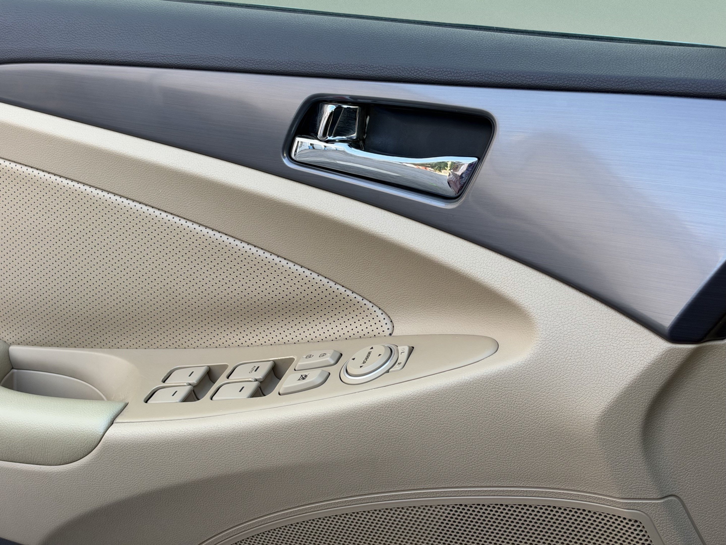 Used 2012 Hyundai Sonata Hybrid w/ Leather Pkg FWD image 16