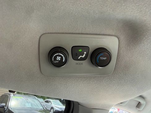 Used 2011 Toyota Sienna LE FWD image 31