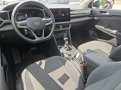 Used 2025 Volkswagen Taos SE AWD/4WD image 3
