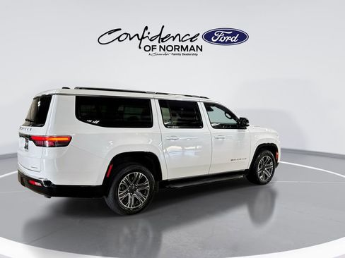 Used 2024 Jeep Wagoneer L Series II w/ Flexible Seating Group AWD/4WD image 9