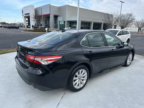 Used 2020 Toyota Camry LE image 10