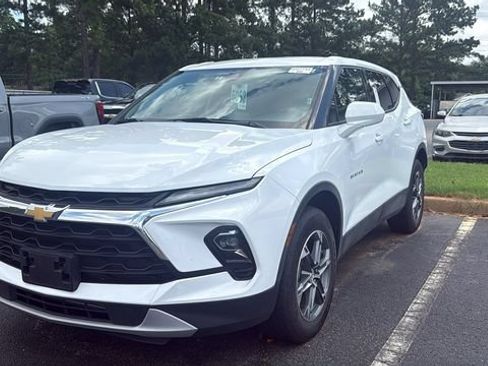 Used 2025 Chevrolet Blazer LT FWD image 2