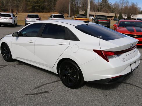 Used 2022 Hyundai Elantra SEL image 3