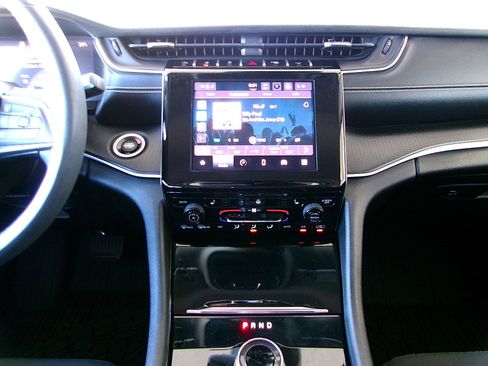 Used 2023 Jeep Grand Cherokee Laredo w/ Luxury Tech Group I AWD/4WD image 15