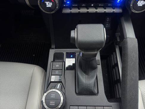 Used 2025 Toyota Tacoma Limited AWD/4WD image 15