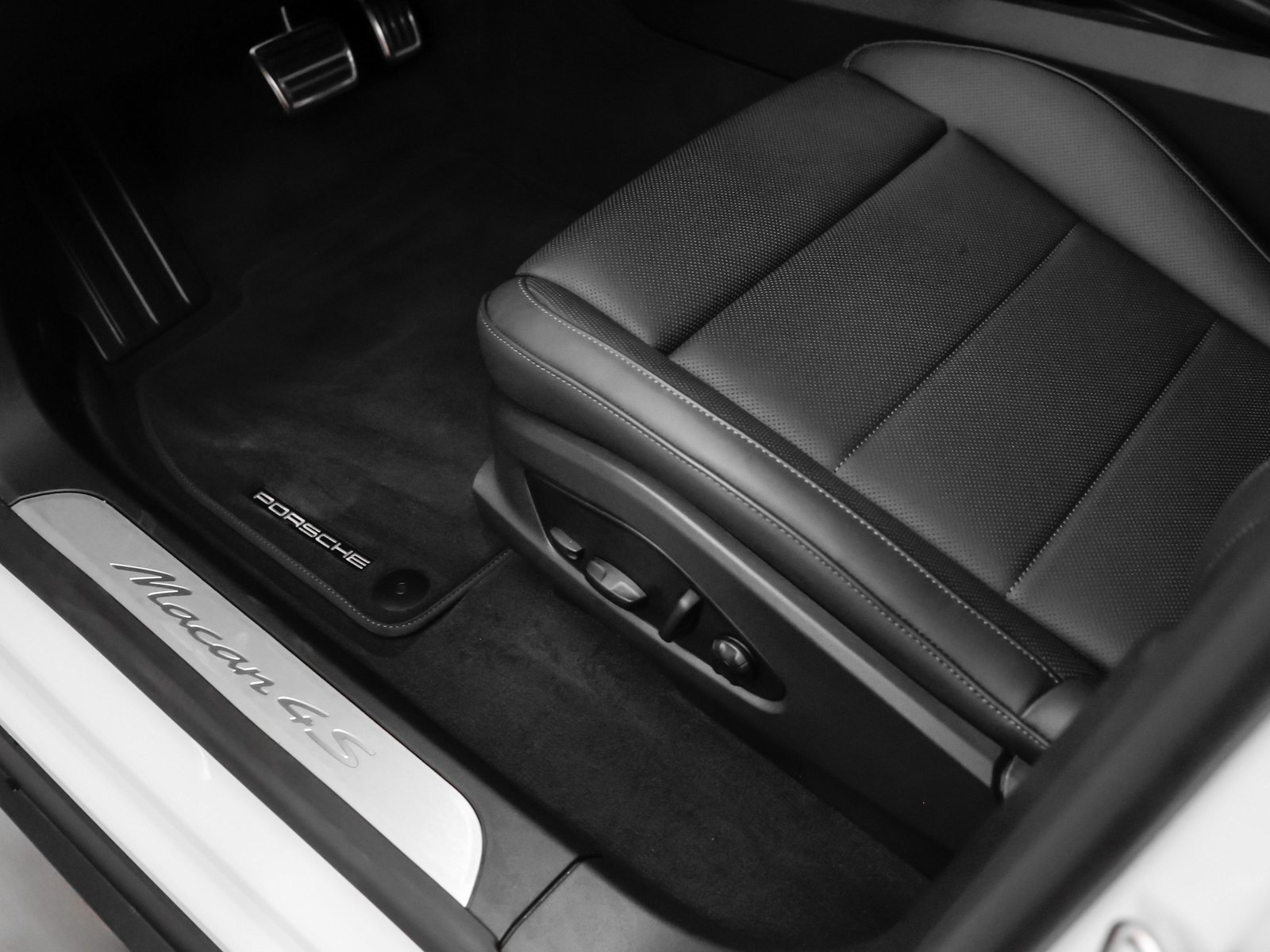 Certified 2025 Porsche Macan 4S Electric AWD/4WD image 24