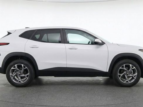 Used 2025 Chevrolet Trax LT w/ LT Convenience Package FWD image 11