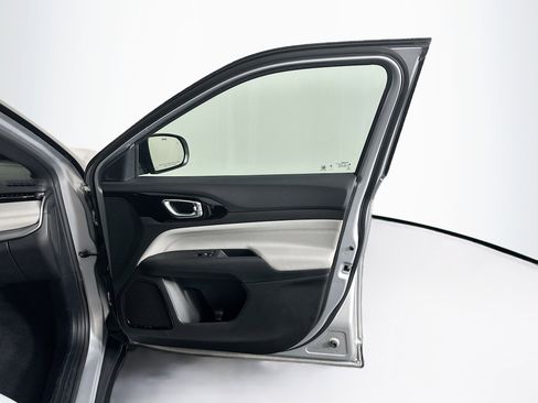 Used 2025 Jeep Compass Limited image 31