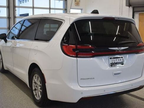 Used 2024 Chrysler Pacifica Touring-L FWD image 10