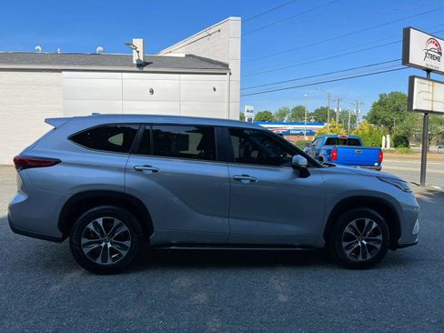 Used 2023 Toyota Highlander XLE FWD image 3
