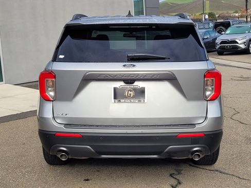 Used 2022 Ford Explorer XLT w/ Equipment Group 202A image 5
