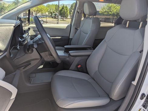 Used 2024 Toyota Sienna XLE FWD image 28