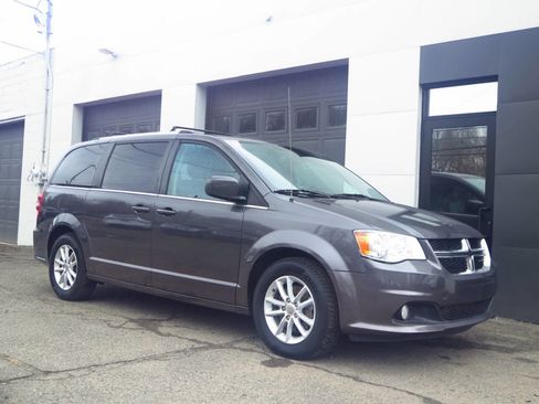 Used 2019 Dodge Grand Caravan SXT image 6