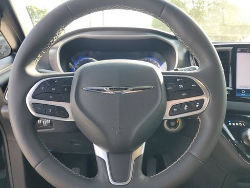 Used 2025 Chrysler Pacifica Select FWD image 24