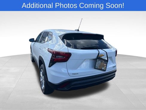 Used 2024 Chevrolet Trax LS FWD image 4